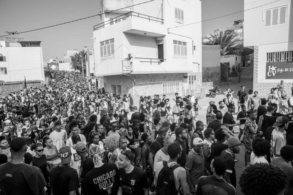 MANDINGO CROWD